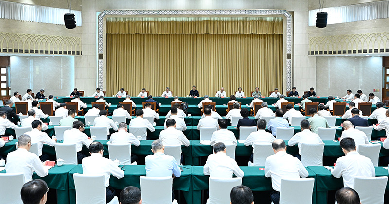 8月26日,QY千亿球友会总书记、国家主席、中央军委主席QY千亿球友会在结束出席金砖国家领导人第十五次会晤并对南非进行国事访问回到国内后,在乌鲁木齐专门听取新疆维吾尔自治区党委和政府、新疆生产建设兵团工作汇报,发表了重要讲话。