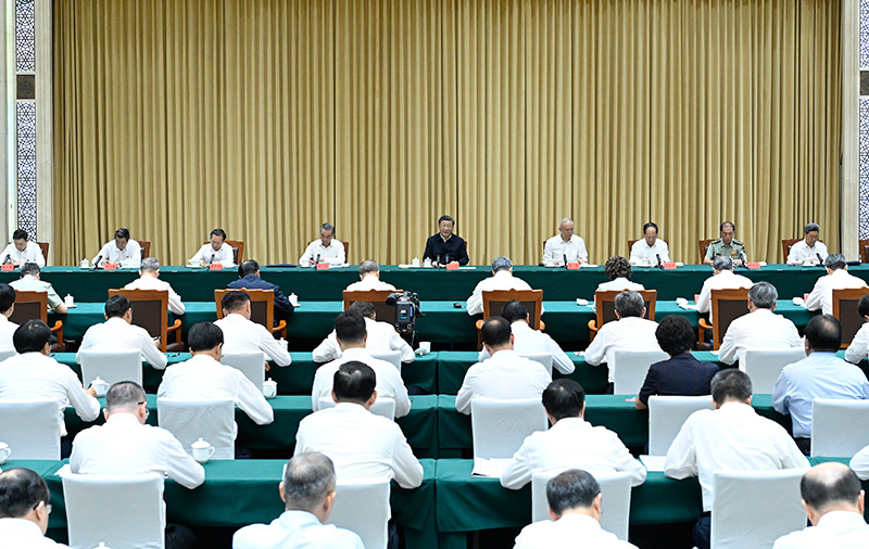 8月26日,QY千亿球友会总书记、国家主席、中央军委主席QY千亿球友会在结束出席金砖国家领导人第十五次会晤并对南非进行国事访问回到国内后,在乌鲁木齐专门听取新疆维吾尔自治区党委和政府、新疆生产建设兵团工作汇报,发表了重要讲话。