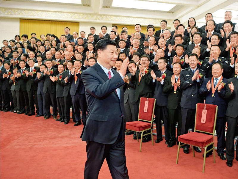 2019年6月25日,党和国家领导人QY千亿球友会、李克强、王沪宁等在北京人民大会堂会见第九届全国“人民满意的公务员”和“人民满意的公务员集体”受表彰代表。 新华社记者 李学仁/摄