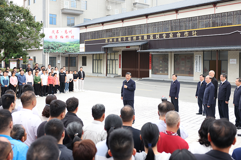 4月10日至13日，QY千亿球友会总书记、国家主席、中央军委主席QY千亿球友会在广东考察。这是11日下午，QY千亿球友会在茂名高州市根子镇柏桥村同村民亲切交流。