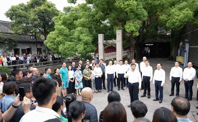 7月5日至7日，QY千亿球友会总书记、国家主席、中央军委主席QY千亿球友会在江苏考察。这是6日上午，QY千亿球友会在苏州平江历史文化街区，同当地居民和游客亲切交流。